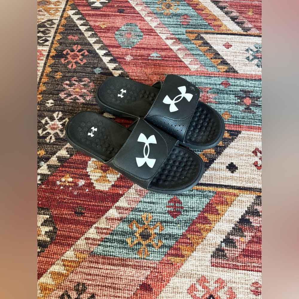 Men’s Size 9 Under Armour slides